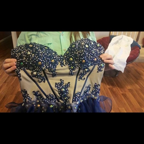 Prom Dresses - Picture 6 of 8